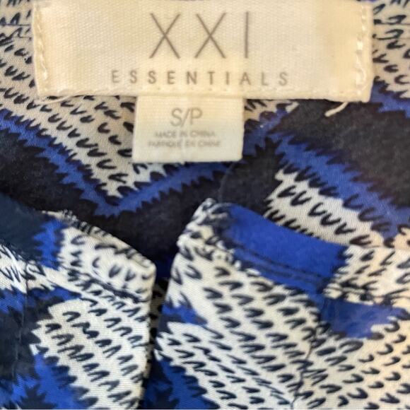 XXI ESSENTIALS button down top size Small/Petite (S/P) b1 - Picture 2 of 3